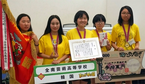 今月６日、３０７チームが参加した日本高校漫画選手権大会で最優秀賞を受賞した全南芸術高等学校の生徒たち。左からチョン・ユリム、ユン・イナ、ナム・スビン、イ・ジナ、パク・ソン。（写真＝全南芸術高等学校）