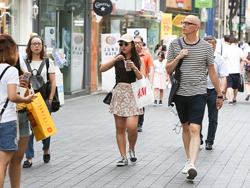 ソウルでは日差しが強く、最高気温が３０度を超える真夏日が続いています。サングラスや帽子で日焼け対策をする人も少なくありません。