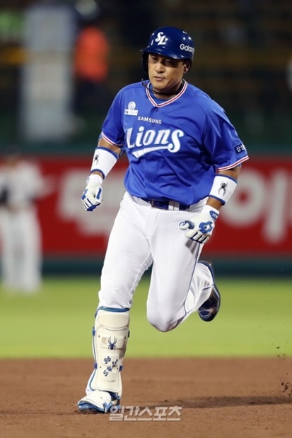 李承ヨプが１１日、大田ハンファ戦９回でソロ本塁打を打った後、ベースを回っている。（写真＝サムスン提供）
