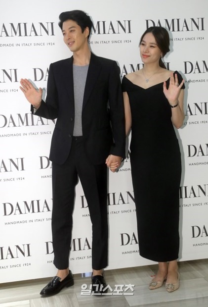 １１日午後、ソウル新世界デパート江南店で開かれたジュエリーブランドのイベントに登場した俳優イ・ドンゴンと女優チョ・ユニ。