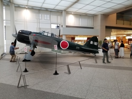 戦争記念館「遊就館」に展示されたゼロ戦を観覧客が見ている。
