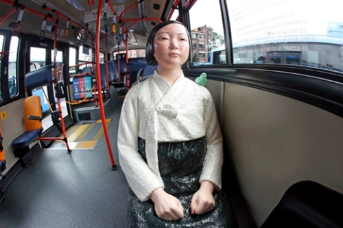 東亜運輸は８月１４日から９月３０日までソウル市内バス１５１番の５台に平和の少女像を乗せて運行する。日本大使館前の少女像と同じくキム・ウンソン氏、キム・ソギョン氏が製作した。