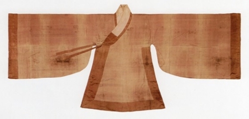 ２００６年に京畿道広州（クァンジュ）の申景裕（シン・ギョンユ、１５８１－１６３３）の墳墓から出土した伝統寿衣。朝鮮時代の官職者の礼服である朝服を寿衣として使用した。（写真＝檀国大）