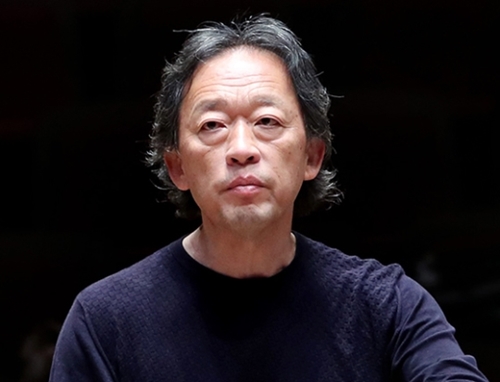 指揮者の鄭明勲氏。