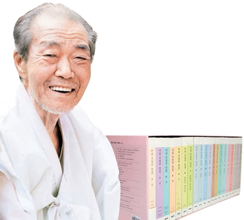 詩人・徐廷柱の全集２０巻が２１日、完刊した。徐廷柱の詩と散文が網羅されている。左側からチェ・ヒョンシク、イ・ギョンチョル、イ・ナムホ、チョン・オクラン、ユン・ジェウン編集委員と全集を出版したウネンナム出版社のチュ・ヨンソン代表。（写真提供＝ウネンナム）