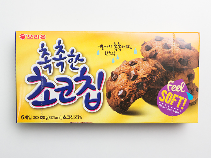 「しっとりチョコチップクッキー（チョッチョッカンチョコチッ）」（オリオン製菓、６個入り、１，０００ウォン）は、柔らかい食感のクッキーに、大きなチョコチップが入っており、甘いもの好きにはたまらない一品。韓国のお土産選びに迷ったら、便利な個包装のお菓子に注目してみてはいかがでしょうか？
