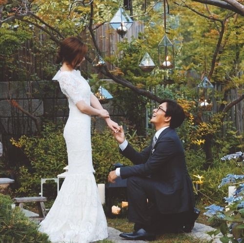 ２０１５年結婚式の際に公開されたペ・ヨンジュン（右）＆パク・スジン夫妻の写真。