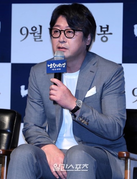 俳優キム・ユンシクが２３日午前、ソウル江南区狎鴎亭（アックジョン）ＣＧＶで開かれた映画『南漢山城』制作報告会で記者の質問に答えている。