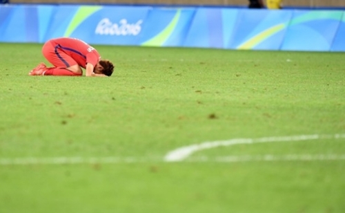 オリンピック（五輪）サッカー韓国代表のＦＷ孫興民（ソン・フンミン）が昨年８月１３日、ブラジルのベロオリゾンテで行われたホンジュラスとの五輪８強戦で敗れた後、涙を流している。（ベロオリゾンテ＝オリンピック写真共同取材団）