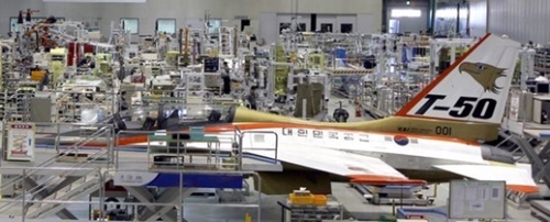 韓国航空宇宙産業（ＫＡＩ）泗川工場で生産中の国産高等訓練機Ｔ－５０。マッハ１．５で飛行し、最大４．５トンの武装ができる。（写真＝中央フォト）
