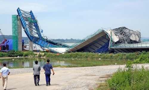 ２６日午後３時２０分ごろ、京畿道平沢で建設中だった平沢国際大橋（全長さ１．３キロメートル）の床板４枚（各６０メートル）が突然崩れ落ちた。