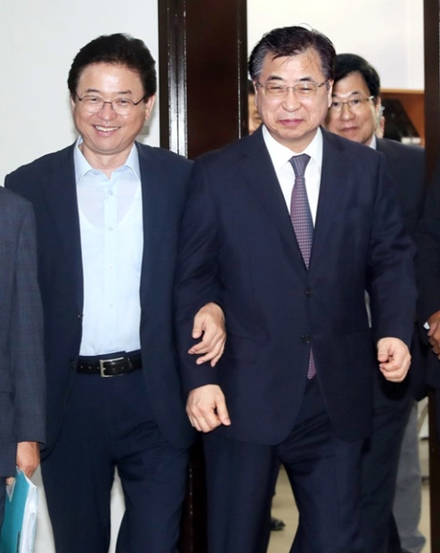 国家情報院は２８日の国会情報委員会で、北朝鮮が豊渓里で核実験の準備を完了したと報告した。徐薫（ソ・フン）国家情報院長が李チョル雨（イ・チョルウ）情報委員長（左側）と会議場に入っている。右側は辛京ミン（シン・ギョンミン）民主党議員。