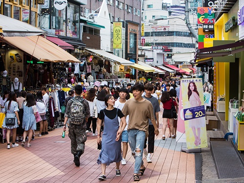 若者の街・弘大(ホンデ)は、９月の新学期を目前にして、夏休みの最後を楽しむ学生達で賑わっています。