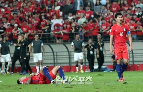申台龍（シン・テヨン）監督が率いるサッカー韓国代表が３１日午後９時、ソウルＷ杯競技場でイランと２０１８ロシアＷ杯アジア最終予選第９戦を行った。引き分けで試合を終えた後、金英権（キム・ヨングォン）が悔しそうな表情を見せている。