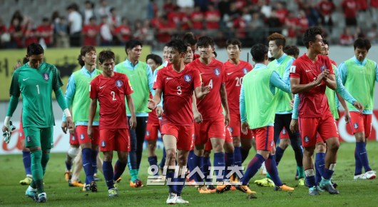申台龍（シン・テヨン）監督が率いるサッカー韓国代表が３１日午後９時、ソウルＷ杯競技場でイランと２０１８ロシアＷ杯アジア最終予選第９戦を行った。引き分けで試合が終わった後、選手たちが悔しそうな表情を見せている。