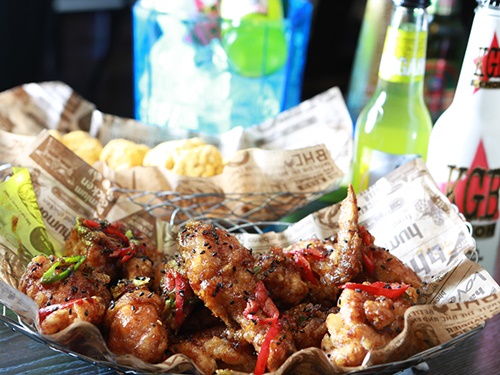 「ＣＡＦＥ　ＭＡＩＳＯＮ　ＤＥ　ＨＡＮ」は、「オリンピック公園」北２門から徒歩６分の場所にある伝統茶カフェ。店内はゆったりと落ち着ける雰囲気で、公園周辺のカフェチェーン店が混雑している際に便利です。