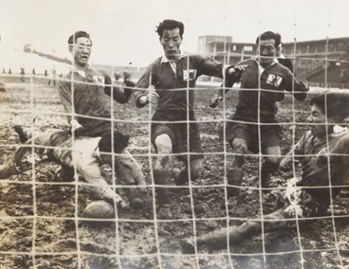 １９５４年３月７日、スイスＷ杯アジア予選が行われた東京明治神宮競技場。韓国選手は泥のグラウンドで５得点し、日本を破った。（写真提供＝収集家イ・ジェヒョン氏）