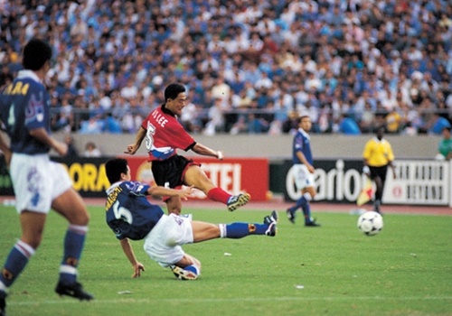 １９９８年フランスＷ杯のアウェー日本戦で決勝ゴールを決めた李敏成（イ・ミンソン、真ん中）。（中央フォト）