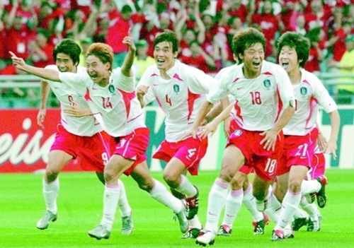 ２００２韓日Ｗ杯に出場した韓国選手が４強入りを決めた後、喜んでいる。（中央フォト）
