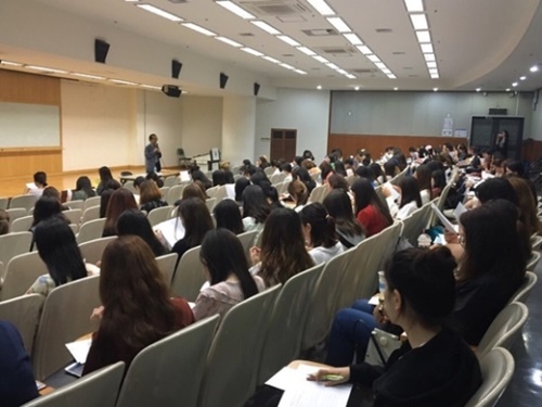 江原大学のパク・ヨンホ教授が６日、淑明女子大学ジェンマホールで講演している。