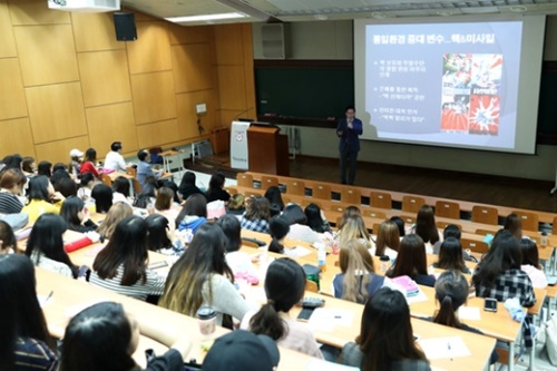 中央日報統一文化研究所のイ・ヨンジョン所長が６日、徳星女子大大講義室で講演している。