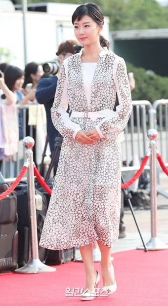 ７日午後、ソウル汝矣島のＫＢＳホールで開かれた「２０１７ソウルドラマアワード」のレッドカーペットイベントに登場した女優の玄理。