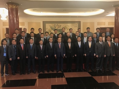 ７日、北京釣魚台国賓館で開かれた韓中高位言論人フォーラムの参加者が記念撮影した。