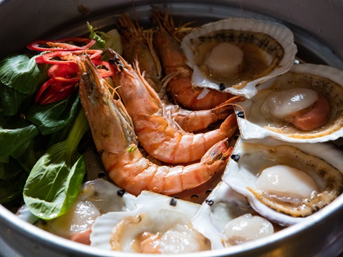 食材の旨みをぎゅっと凝縮させたチム（蒸し料理、写真）は、貝などの食材と一緒に提供されることが多いです。素材の味を楽しむセウクイ（海老の塩焼き）も絶品。韓国焼酎とも相性抜群です！