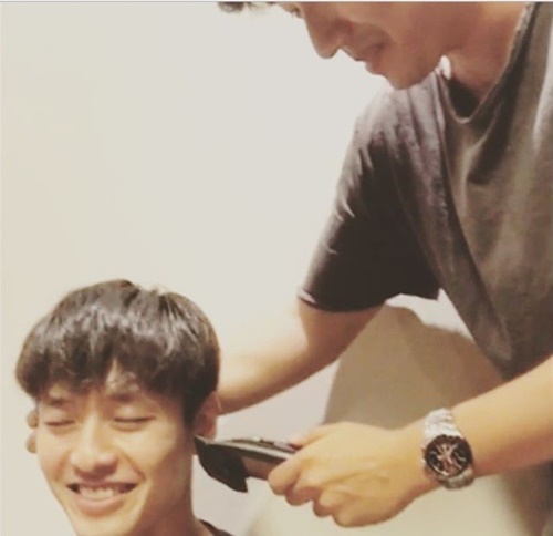 １１日午後２時、忠清南道論山の陸軍訓練所に入所する俳優のカン・ハヌルは、同日午前、自身のＳＮＳに友人がカットしてくれた丸刈り頭の写真を公開した。