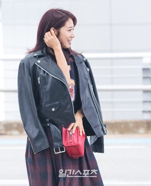 １１日午前、仁川国際空港に到着し、取材陣に向けてポーズを取っている女優のパク・シネ。