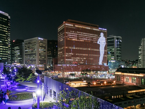 ソウル駅の向かいにそびえ建つビル「ＳＥＯＵＬ　ＳＱＵＡＲＥ（ソウルスクエア）」は、夜になると壁面にメディアアートが映され、ソウル駅周辺を訪れる人の目を楽しませてくれます。