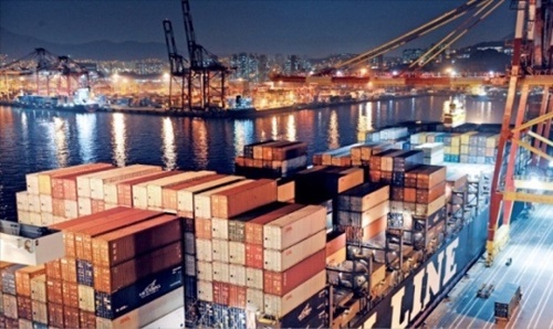 景気好調を牽引してきた輸出が下半期に入り鈍化の兆しを見せている。コンテナ貨物の船積みで忙しい釜山港神仙台埠頭が明るく火を灯している。