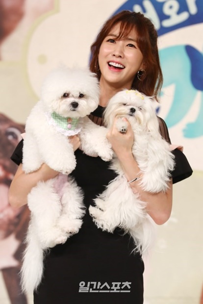 １２日午後、ソウル永登浦タイムスクエアでｔｖＮの新しいバラエティ番組『対話が必要な犬猫』制作発表会が行われ、女優のイ・スギョンがペット犬と一緒にフォトタイムでポーズを取っている。
