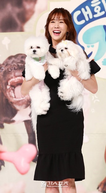 １２日午後、ソウル永登浦タイムスクエアでｔｖＮの新しいバラエティ番組『対話が必要な犬猫』制作発表会が行われ、女優のイ・スギョンがペット犬と一緒にフォトタイムでポーズを取っている。