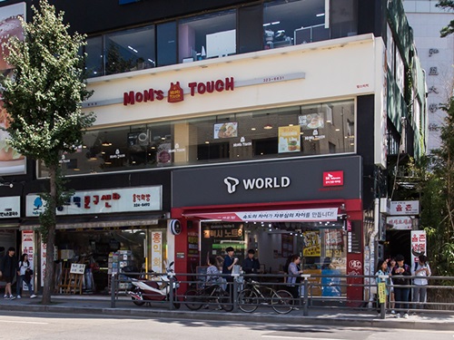 ピルが友人たちと訪れたファーストフード店として登場したのは、チキンとハンバーガーのチェーン店「ＭＯＭ’Ｓ　ＴＯＵＣＨ（マムズタッチ）」。撮影は弘大（ホンデ）店で行なわれました。