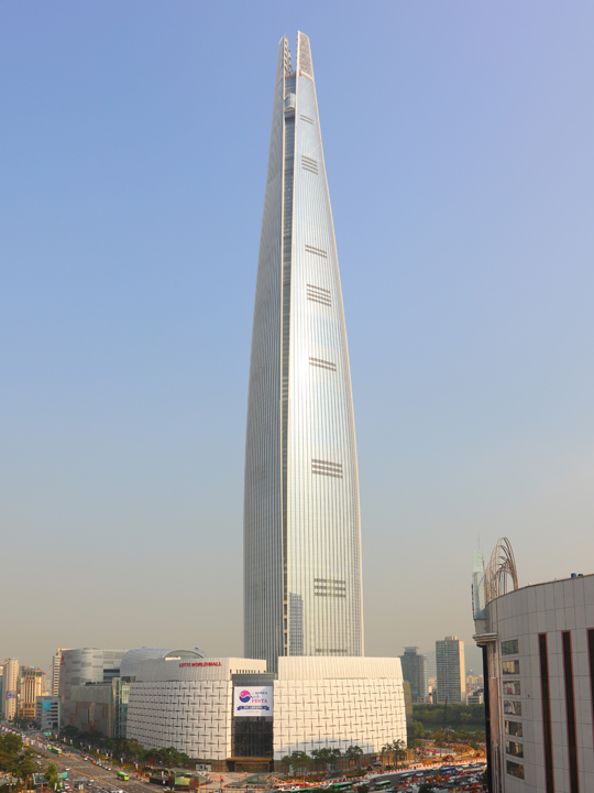 ソウルの３大ランドマークタワーをご紹介！今年完成した「ロッテワールドタワー」は、高さ５５５ｍ、１２３階建ての超高層ビル。「ロッテ免税店」や「ロッテワールドモール」が入店しています。テーマパーク「ロッテワールド」や、「ロッテホテル」などのロッテ系列の施設が集まる蚕室（チャムシル）にあります。