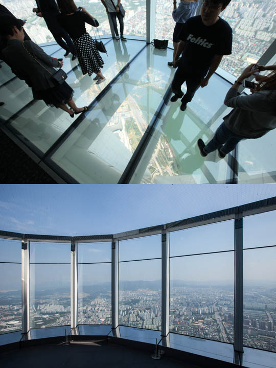 地上約５００mにある展望台「ＳＥＯＵＬ ＳＫＹ（ソウルスカイ）」は「ロッテワールドタワー」最大の見所！１１８階のガラス張りの床「スカイデッキ」（写真上）では、普段とは別の角度からソウルの景色を楽しめます。また、１２０階の野外テラス「スカイテラス」（写真下）の見晴らしと開放感は抜群です。