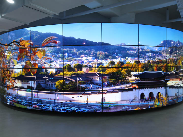 「Ｎソウルタワー」には、恋人たちが永遠の愛を誓う南京錠掛けや、長さ１５mのパノラマＯＬＥＤ（写真）などの話題スポットが盛りだくさん！チマチョゴリを着て撮影をすれば旅の特別な思い出になるでしょう。