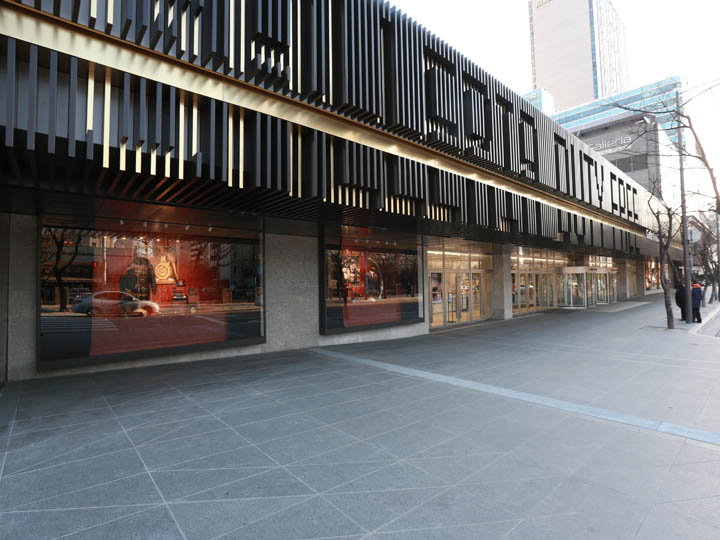 「６３ビルティング」５９階のレストラン「ＷＡＬＫＩＮＧ　ＯＮ　ＴＨＥ　ＣＬＯＵＤ」からは、ソウルの景色と漢江を一緒に眺められ、ロマンチックな一時を過ごせます。「ギャラリア免税店６３」（写真）も入店しているので、景色を堪能がてらショッピングも満喫できます。