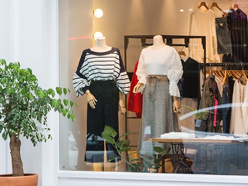 ショップ店頭には、ネイビーやブラウンなど、秋らしい落ち着いた色合いのアイテムが多く並びます。ゆったりとしたワイドパンツやロング丈のスカートも、トップスをインすることでメリハリがつきます。