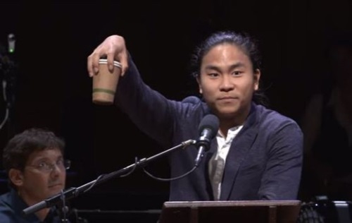 コーヒーカップを手にして歩く時、コーヒーをこぼす現象を研究した韓国人が「変わり者ノーベル賞」と呼ばれるイグノーベル賞を受けた。ハーバード大学科学のユーモア雑誌「ＡＩＲ（Ａｎｎａｌｓ　ｏｆ　Ｉｍｐｒｏｂａｂｌｅ　Ｒｅｓｅａｒｃｈ）」は１４日（現地時間）夕方、ハーバード大学サンダース劇場でことしのイグノーベル賞授賞式を開催したと明らかにした。（写真＝ＹｏｕＴｕｂｅ）