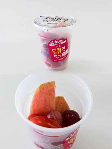 生フルーツが入った｢クァイルハンコッ（フルーツ１カップの意）」シリーズは、ぶどうなどが入ったスイートミックス（タルコマンミクス、写真）とオレンジなどが入ったフレッシュミックス（サンクマンミクス）の２種類があります（各２，５００ウォン）。洗ったり、皮をむいたりする必要がなく、お手軽です。