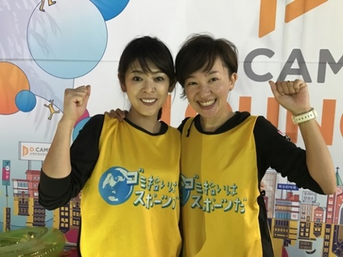 スポーツＧＯＭＩ拾いの拡大に熱心な日本人、福留麻結子さん（左）と梅北奈鼓さんが韓国大会の審判になった。