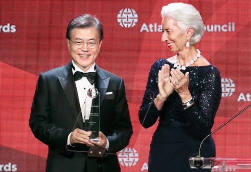 文在寅大統領が１９日午後（現地時間）、大西洋評議会主催の「世界市民賞」を受けた。右側は授賞したクリスティーヌ・ラガルドＩＭＦ総裁。
