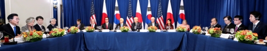 文在寅大統領、トランプ米大統領、安倍晋三首相の３カ国首脳と参謀が２１日（現地時間）米ニューヨークパレスホテルで北朝鮮の挑発に対する協調について議論した。