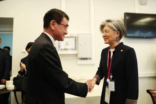 第３回東方経済フォーラムに参加中の韓国の康京和外交長官が今月７日午前、日本の河野太郎外相と握手をしている。（写真＝青瓦台写真記者団）