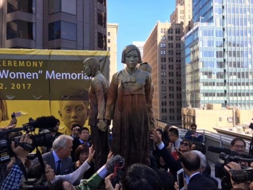 米国大都市最初にサンフランシスコに建てられた慰安婦記念碑。