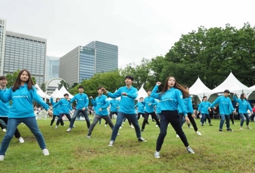 韓日交流おまつりで韓国訪問委員会の大学生笑顔国家代表３０人が平昌冬季五輪の成功を祈ってフラッシュモブを披露している。