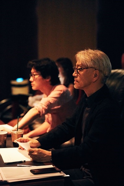 ファン・ドンヒョク監督（左）と坂本龍一音楽監督（右、写真提供＝ＣＪエンターテインメント）