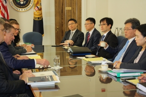 金鉉宗（キム・ヒョンジョン）通商交渉本部長（右から２人目）ら韓国代表団が４日、ワシントンでライトハイザー米国貿易代表部代表（左から２人目）らと韓米ＦＴＡ共同委２次会議を行った。（産業通商資源部提供）